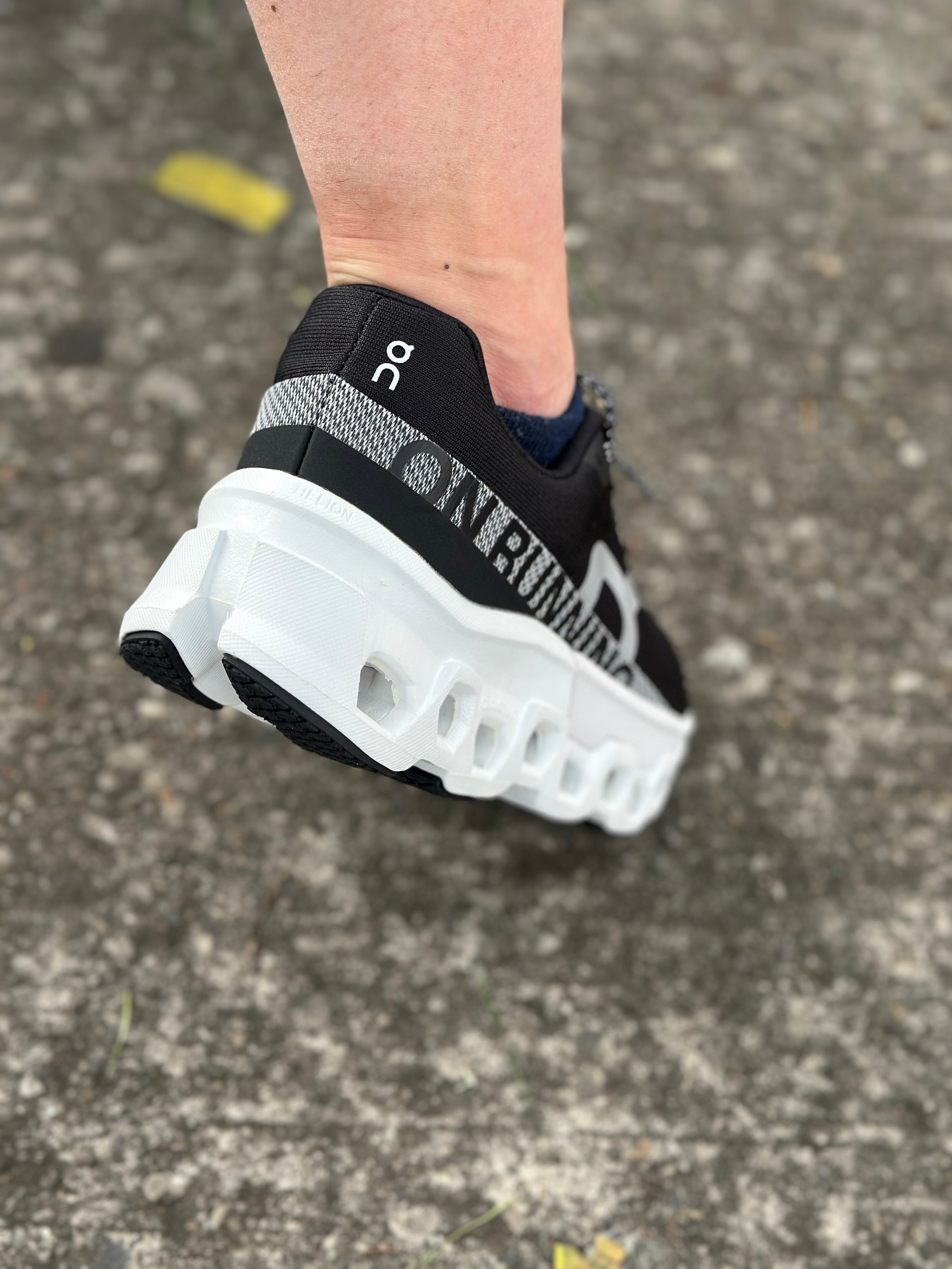 ON RUNNING Negro CLOUDMONSTERBLAK
