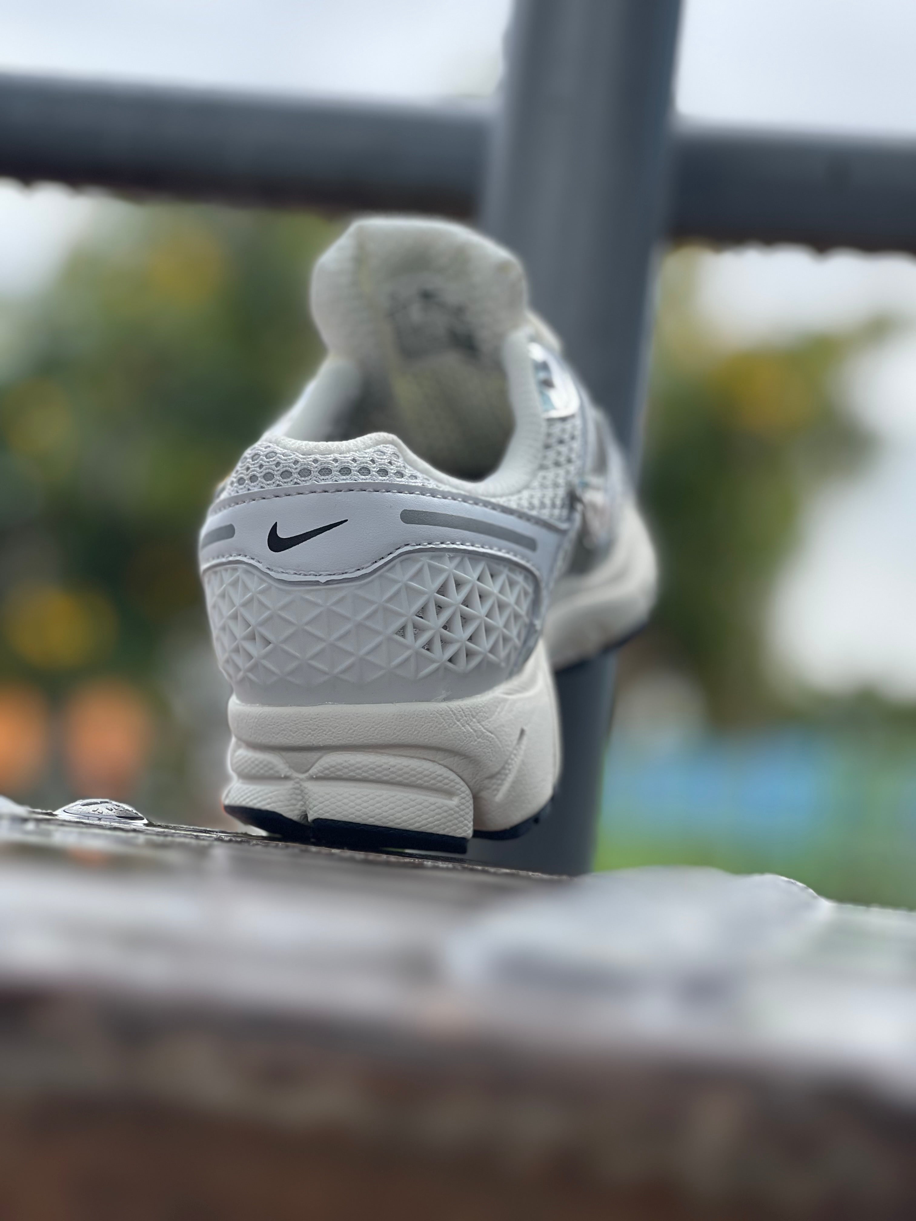 Nike Air Zoom Vomero 5 en ‘Photon Dust Metallic Silver’