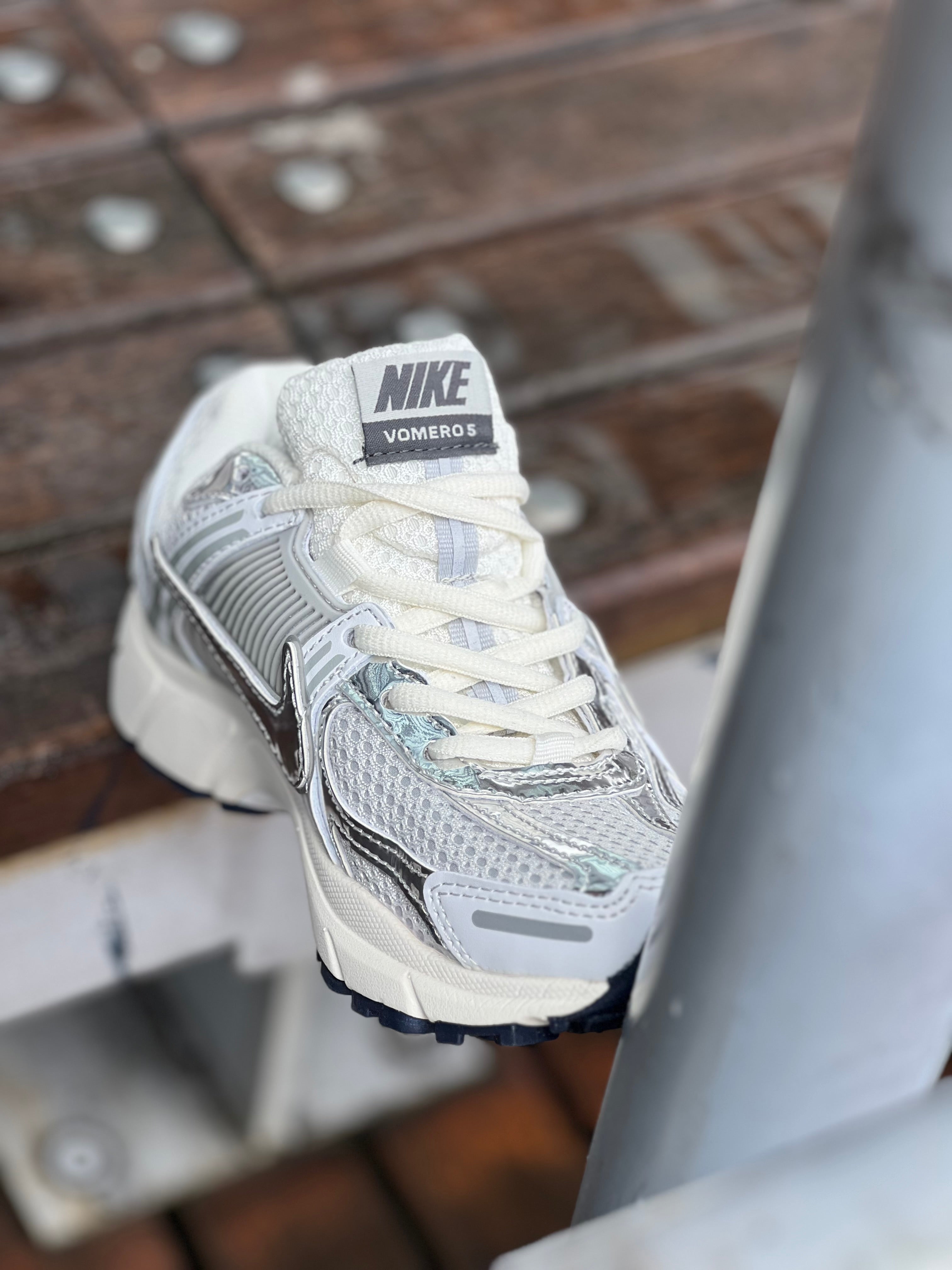 Nike Air Zoom Vomero 5 en ‘Photon Dust Metallic Silver’