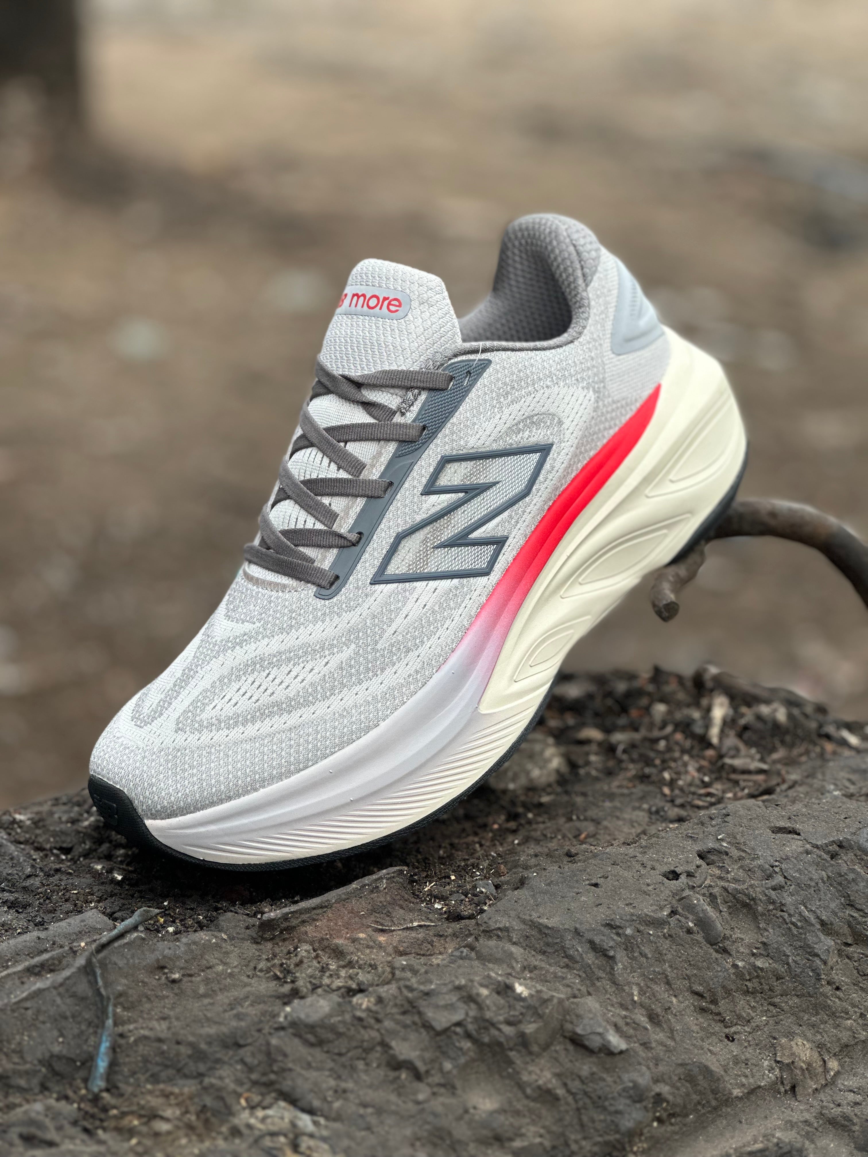 New Balance Fresh Foam More v4 – Gris/Rojo