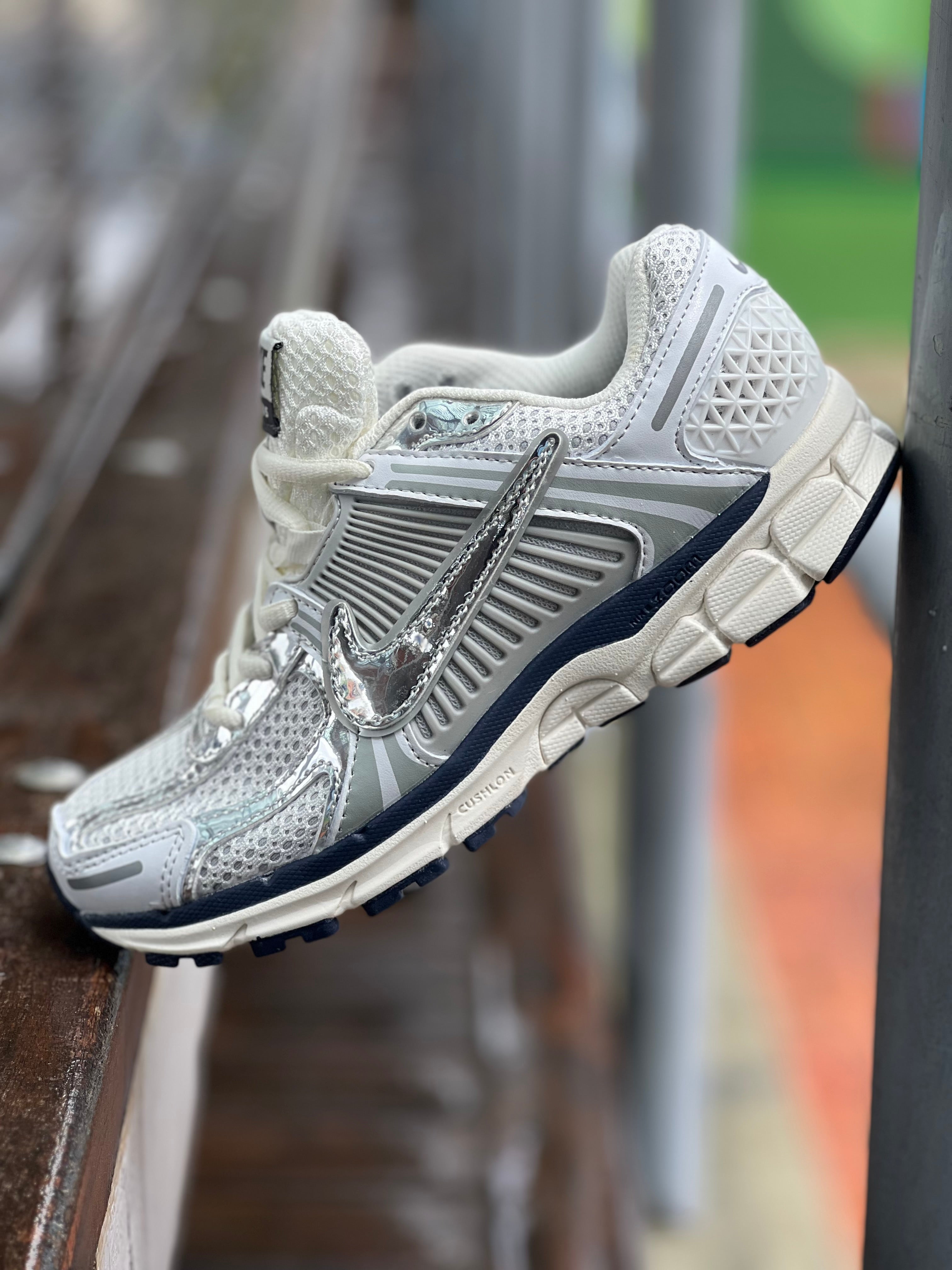 Nike Air Zoom Vomero 5 en ‘Photon Dust Metallic Silver’
