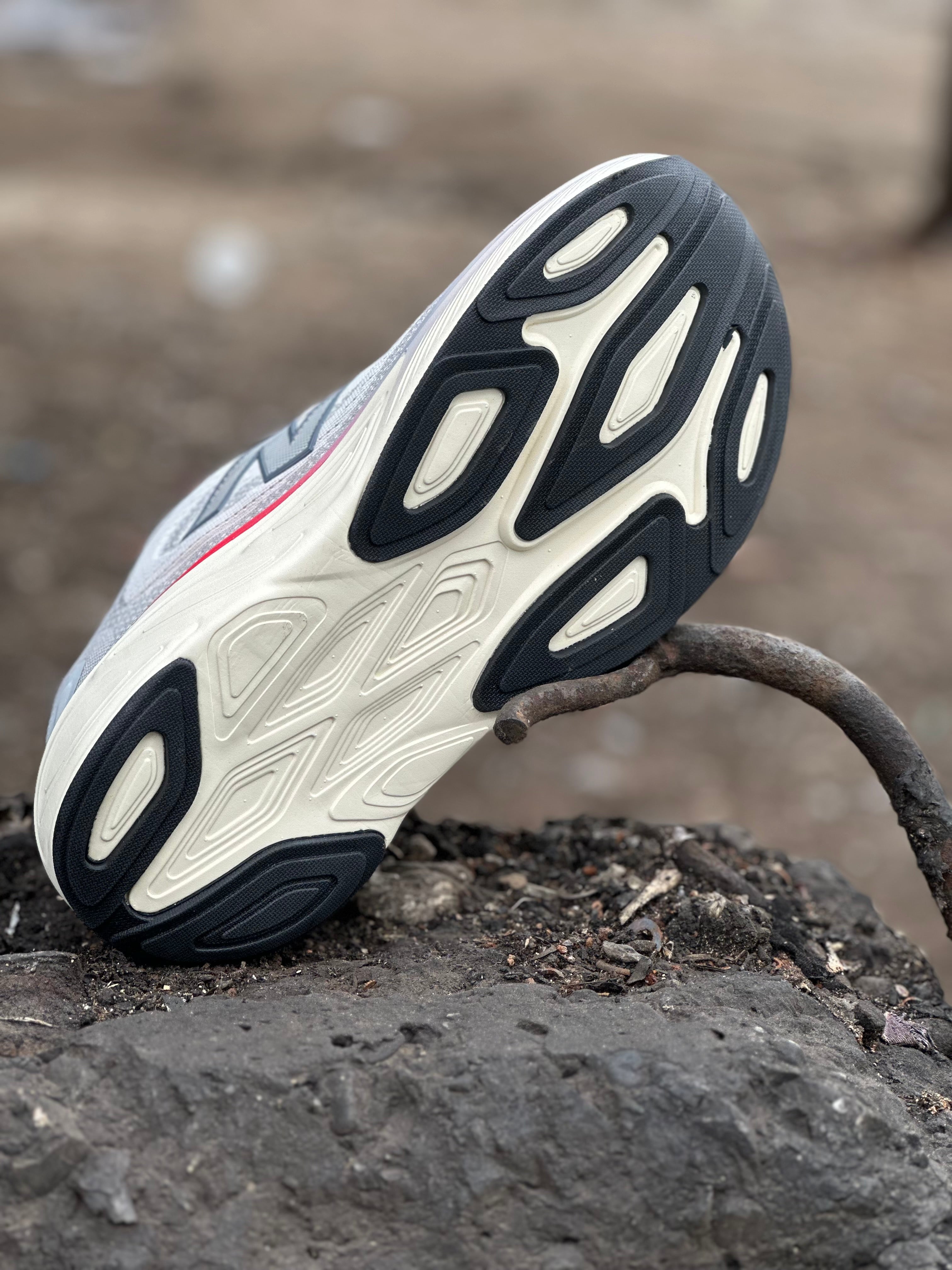 New Balance Fresh Foam More v4 – Gris/Rojo