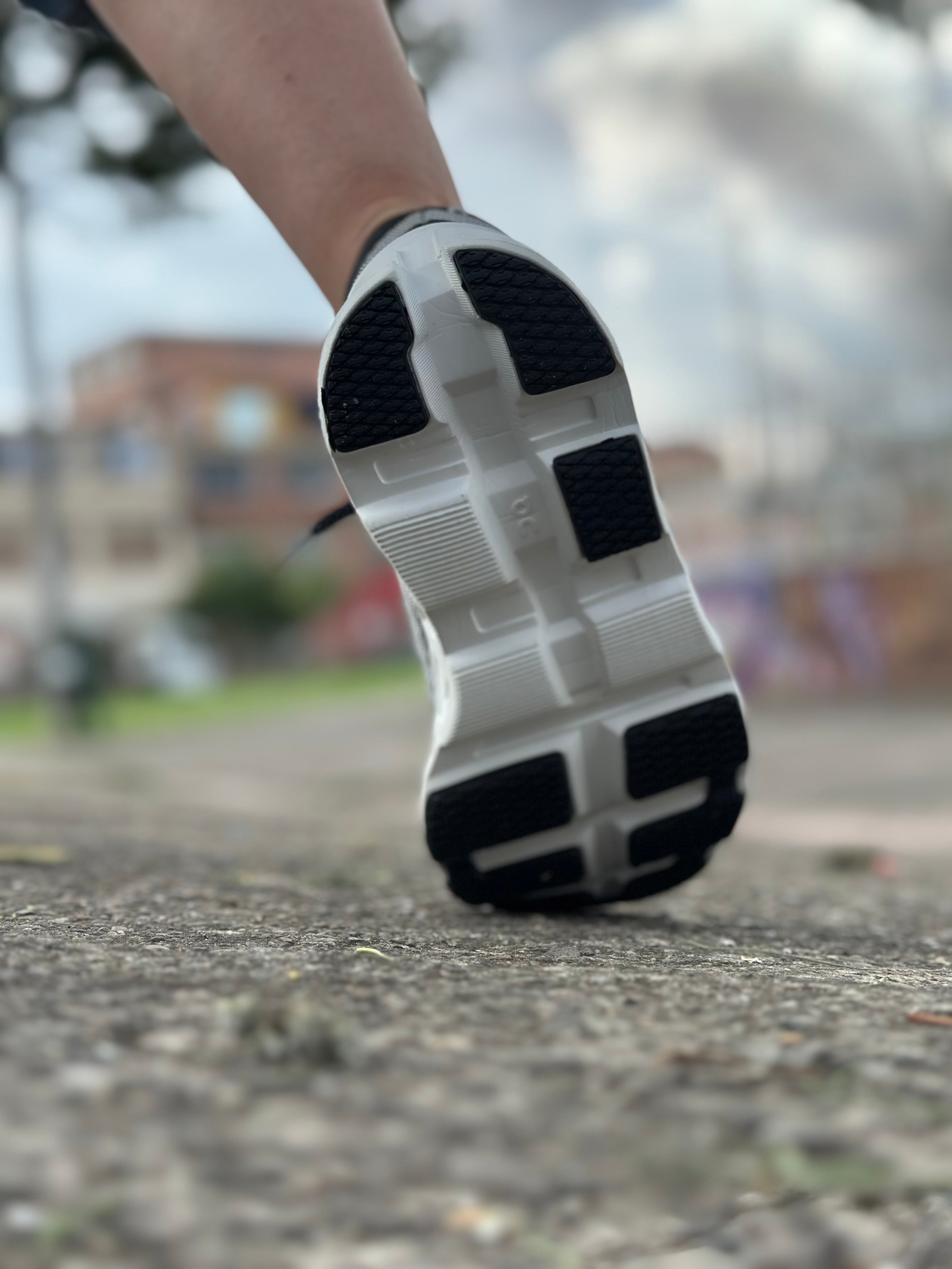 ON RUNNING Negro CLOUDMONSTERBLAK